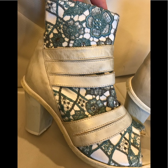 Eject Ankle Gorgeous Boots - Picture 4 of 10